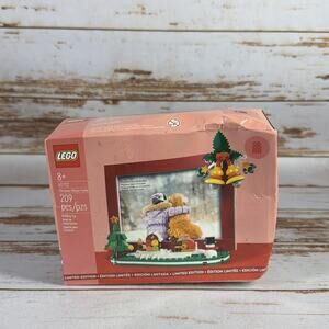 LEGO 40702 Christmas Picture Frame 209 pcs Limited Edition Sealed – Damaged Box
